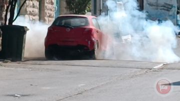 إصابات بالاختناق واعتقال شاب خلال اقتحام بلدة بيت أمر