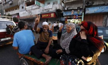 الاحتفالات تعم شوارع الضفة وغزة ابتهاجا بانتصار المقاومة في غزة الاحتفالات تعم شوارع الضفة وغزة ابتهاجا بانتصار المقاومة في غزة