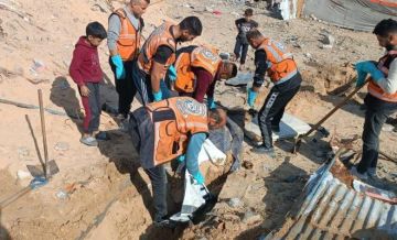 بالصور: الدفاع المدني ينتشل جثة في شارع الجلاء بمدينة غزة