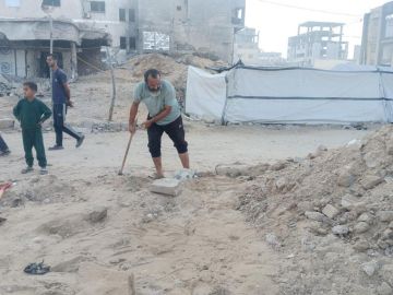 بـكريك وطرية.. نازحو غزة يزيحون الركام بحثا عن مأوى