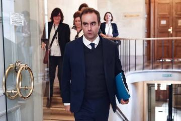 الحكومة الفرنسية تتخذ نهجا جديدا للتغلب على صراع الميزانية الحكومة الفرنسية تتخذ نهجا جديدا للتغلب على صراع الميزانية