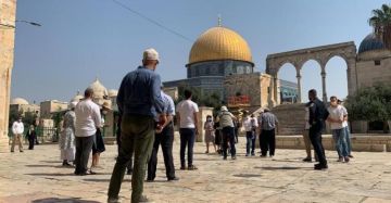 سلطات الاحتلال تبعد مقدسيا عن المسجد الأقصى المبارك