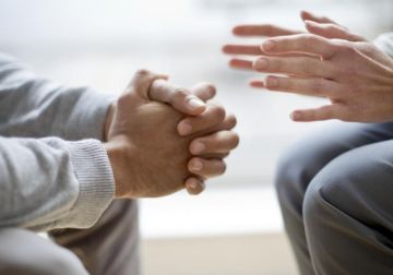 تكلم بيديك لتقنع الناس أكثر.. دراسة حديثة: حركات اليد تزيد مصداقيتك