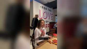 شاهد.. فعالية دامية في فرع بيتزا هت في وارسو احتجاجا على دعمها لإسرائيل