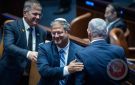 بن غفير يوزع الحلوى: الكنيست يمرر قانون إعدام الأسرى الفلسطينيين