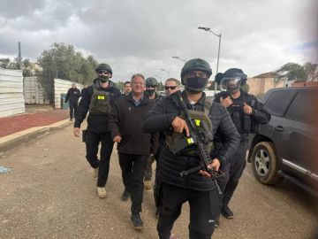 تزامنا مع وصول بن غفير.. مواجهات بين الأهالي والاحتلال في قرية ترابين بالنقب تزامنا مع وصول بن غفير.. مواجهات بين الأهالي والاحتلال في قرية ترابين بالنقب