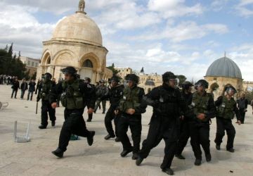 بالفيديو لأول مرة .. الاحتلال يقتحم قبة الصخرة بشكل استفزازي