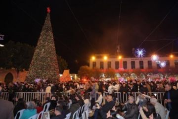 بيت لحم تستعيد نبض الفرح عودة احتفالات الميلاد بعد عامي العدوان بيت لحم تستعيد نبض الفرح عودة احتفالات الميلاد بعد عامي العدوان