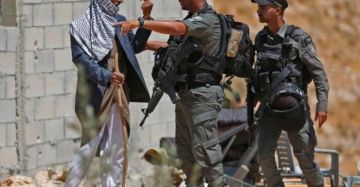 الاحتلال يعتقل مواطنا ويمنع المزارعين من حراثة أراضيهم بالخليل