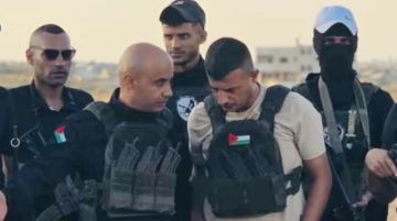 بعد مقتل أبو شباب المتهم بالتعاون مع إسرائيل، غسان الدهيني يتفقد عناصر القوات الشعبية بقطاع غزة، فمن هو؟ بعد مقتل أبو شباب المتهم بالتعاون مع إسرائيل، غسان الدهيني يتفقد عناصر القوات الشعبية بقطاع غزة، فمن هو؟