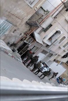 الاحتلال يفرض حظر تجول بعدة أحياء في قلقيلية ويحول منازل لثكنات عسكرية