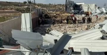 الاحتلال يهدم 3 مساكن ومصنعا ومنشآت صناعية في الخليل