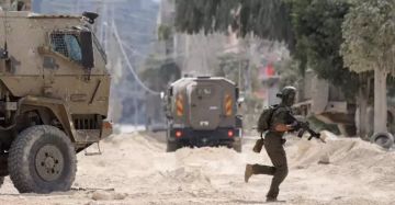 قوات الاحتلال تهاجم المواطنين في الخليل قوات الاحتلال تهاجم المواطنين في الخليل