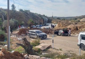 الاحتلال يواصل إغلاق بلدة الزاوية غرب سلفيت بالسواتر التربية لليوم السادس على التوالي