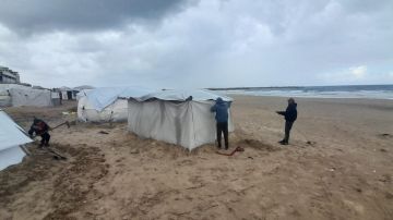 تقرير شاطئ غزة.. خيام تقاوم البرد والموت