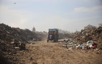 تقرير دخان النفايات يحاصر مخيمات الإيواء.. والنازحون بلا بديل ولا إنقاذ