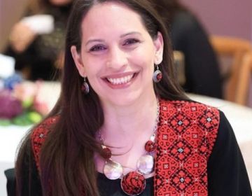 الإعلام الإسرائيلي يحذر من تصاعد تأثير السفيرة الفلسطينية لدى إيطاليا الإعلام الإسرائيلي يحذر من تصاعد تأثير السفيرة الفلسطينية لدى إيطاليا