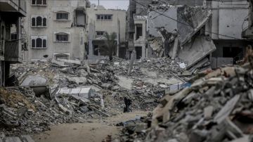 انهيار مبنى في غزة تعرض لقصف إسرائيلي خلال حرب الإبادة