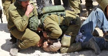 قوات الاحتلال تعتدي على شابين في الخليل