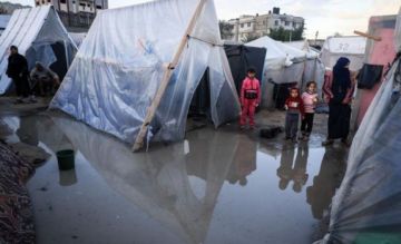 الأمطار الغزيرة تغرق خيام النازحين وتصيب عددا منهم في قطاع غزة الأمطار الغزيرة تغرق خيام النازحين وتصيب عددا منهم في قطاع غزة