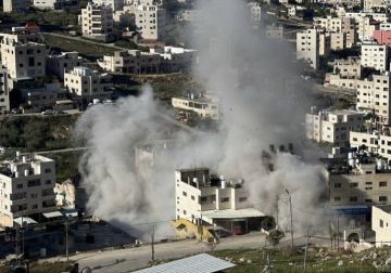 الاحتلال يفجر منزل أسير في زواتا غرب مدينة نابلس