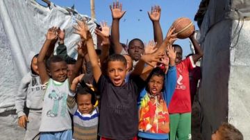 مواطنون يتحدون المعاناة بممارسة كرة السلة وسط خيام النزوح