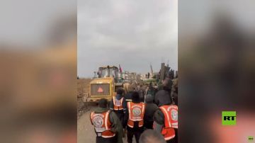 قطاع غزة.. عملية إنقاذ طفل وانتشال خمسة أشخاص بعد انهيار سقف المنزل قطاع غزة.. عملية إنقاذ طفل وانتشال خمسة أشخاص بعد انهيار سقف المنزل