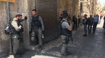 محدث استشهاد فلسطيني وإصابة اثنين من عناصر شرطة الاحتلال في عملية طعن بالقدس محدث استشهاد فلسطيني وإصابة اثنين من عناصر شرطة الاحتلال في عملية طعن بالقدس