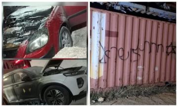 مستوطنون يحرقون مركبتين ويخطون شعارات عنصرية شرق رام الله