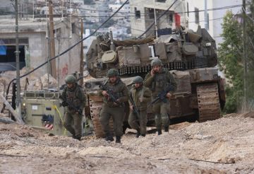 الجيش الإسرائيلي يقتل فلسطينيا بزعم محاولة تنفيذ عملية طعن قرب الخليل (فيديوهات) الجيش الإسرائيلي يقتل فلسطينيا بزعم محاولة تنفيذ عملية طعن قرب الخليل (فيديوهات)