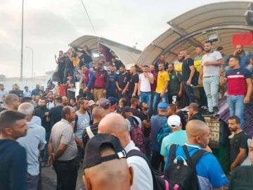 ماذا وراء تحويل رواتب العمال في الداخل المحتل إلى البنوك الفلسطينية؟