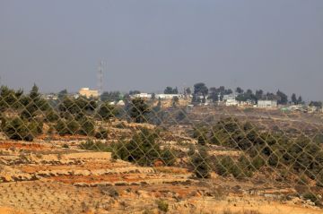 لعزل القرى الفلسطينية.. الجيش الإسرائيلي يعتزم بناء جدار فصل في غور الأردن (صورة)