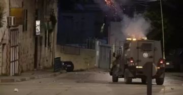 الاحتلال يصادر مركبتين ويقتحم منزل الشهيد صبارنة بالخليل الاحتلال يصادر مركبتين ويقتحم منزل الشهيد صبارنة بالخليل