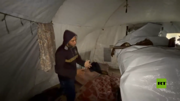 شاهد.. معاناة نازح عصفت الرياح والأمطار بخيمته في غزة