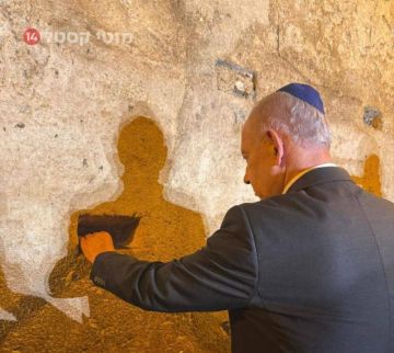 بالصور نتنياهو يقتحم حائط البراق ومئات المستوطنين يواصلون تدنيس المسجد الأقصى بالصور نتنياهو يقتحم حائط البراق ومئات المستوطنين يواصلون تدنيس المسجد الأقصى