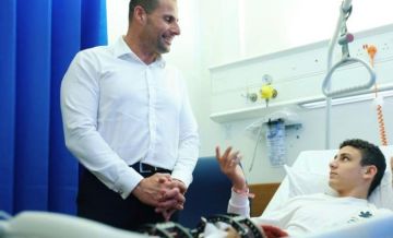 رئيس وزراء مالطا يعود طفلا جريحا من غزة