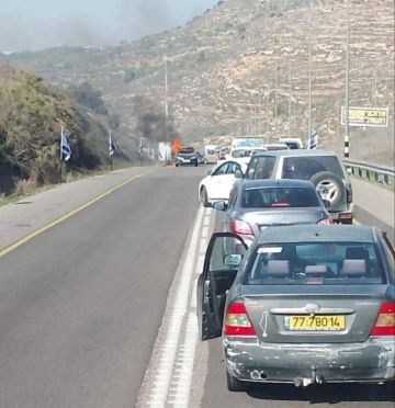 مستوطنون يحرقون مركبة ويصيبون مواطنا وابنته في نابلس