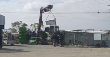 الاحتلال يشرع بهدم محلات تجارية جنوب الخليل