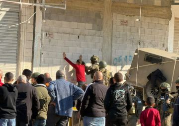 القوات الإسرائيلية تفتش أهالي مخيم نور شمس قبل السماح بدخول منازلهم (فيديو)