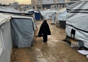 انهيار منزل وغرق مخيمات في غزة جراء المنخفض الجوي انهيار منزل وغرق مخيمات في غزة جراء المنخفض الجوي