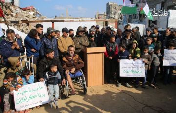 بالصور وقفة شعبية في مخيم الشاطئ للمطالبة بإدخال الكرفانات وتسريع الإعمار بالصور وقفة شعبية في مخيم الشاطئ للمطالبة بإدخال الكرفانات وتسريع الإعمار