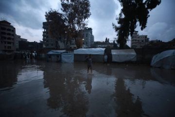 مأساة غزة: انهيار منزل على رؤوس ساكنيه وغرق مستشفى ومئات الخيام بفعل الأمطار