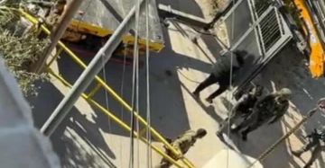 الاحتلال ينصب بوابة على مدخل أحد أحياء بلدة أبو ديس