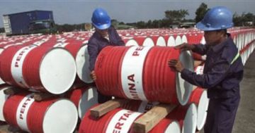 النفط يرتفع عند التسوية بعد قرار خفض الفائدة الأمريكية