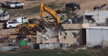 الاحتلال يهدم بركسا وحديقة أطفال شرق رام الله الاحتلال يهدم بركسا وحديقة أطفال شرق رام الله