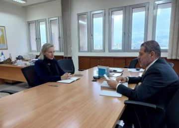 غضب فلسطيني في المخيمات اللبنانية بعد لقاء نجل عباس مع مديرة الأونروا غضب فلسطيني في المخيمات اللبنانية بعد لقاء نجل عباس مع مديرة الأونروا