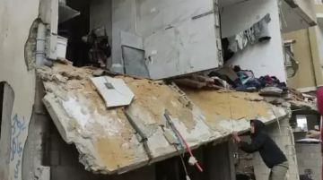 الدفاع المدني بغزة يحذر النازحين من الإقامة في المباني المتصدعة الدفاع المدني بغزة يحذر النازحين من الإقامة في المباني المتصدعة