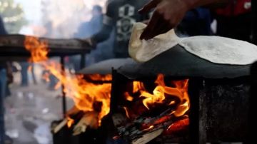 أمراض صدرية وسرطانات تهدد الغزيين بسبب حرق الحطب والبلاستيك