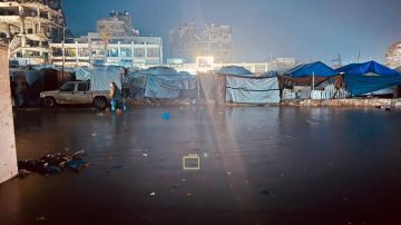 بالفيديو الأمطار تغرق خيام النازحين مجددا في غزة أمام أنظار عالم لا يسمع ولا يتحرك