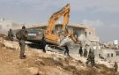 6 عائلات تخلي منازلها تمهيدا لهدمها في مدينة نابلس